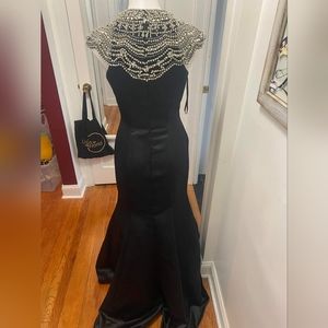 Mac Duggal black gown size 6